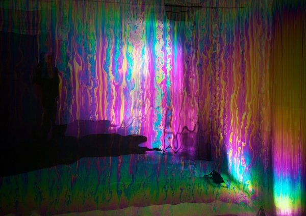 Nicky Assmann – Útěcha: aparát mýdlového filmu, 2011, kineticko–světelná instalace (photo Christiaan van Doesburg)