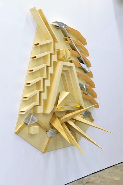 Claire Perret – Basreliéf, 2011, dřevo, hliník, pigment, 70 x 185 x 205 cm