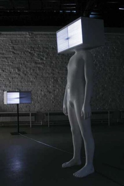Igor Ruf – One of a Kind and Five Others, 2010, kombinovaná technika (postava, 253 x 82 x 45 cm, bedna, 41 x 82 x 44 cm)