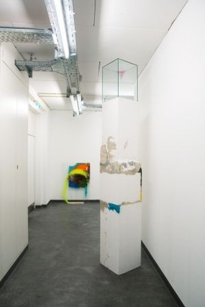 Wanda Nay – Socha ze soklů, 2011, dřevo, modelína, sádra, hlína, 280 x 50 x 50 cm