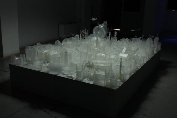 Lefteris Kiourtsoglou – Továrna, 2011, různé druhy plastů, 2 x 3 x 0,40 m