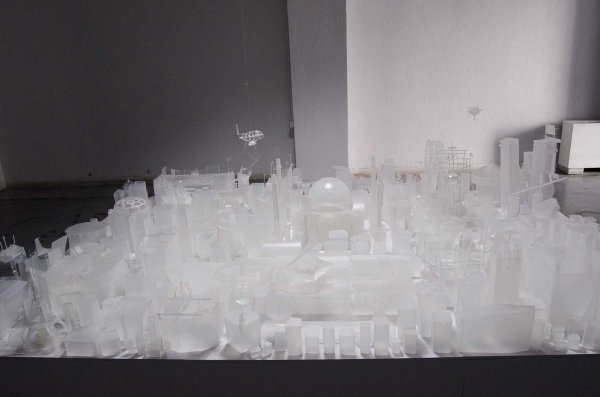 Lefteris Kiourtsoglou – Továrna, 2011, různé druhy plastů, 2 x 3 x 0,40 m