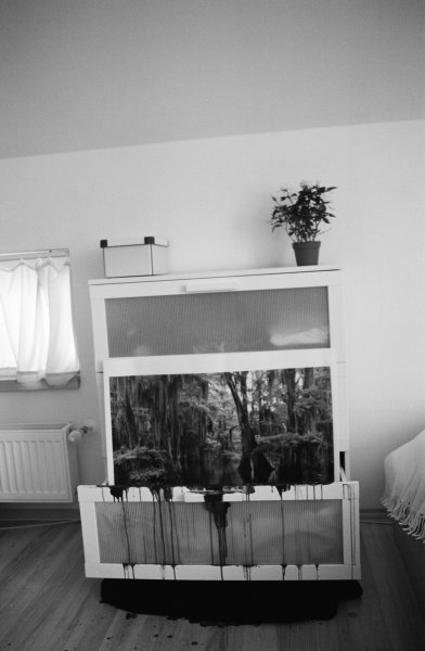 Lucia Sceranková – Komoda, 2011, černobílá fotografie na papíře, 120 x 80 cm