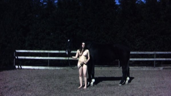 Milou van der Maaden – Koně I, 2011, video, performance, 4’34”