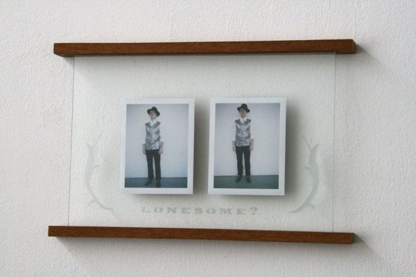 Milou van der Maaden – Sám?, 2011, dvě polaroidové fotografie