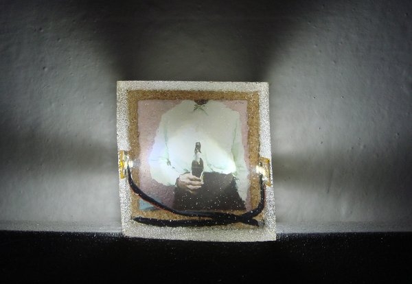 Patrik Kriššák – Modla, 2010, 6 x 6 x 5 cm, barevná fotografie, světelný objekt, 12V