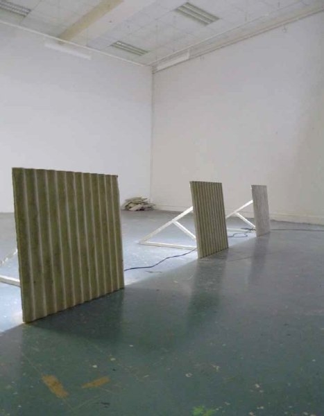 Paul Paillet – Pohled do výstavy, ENSA Dijon, 2011 (Barricades. beton, ocel, světlo)