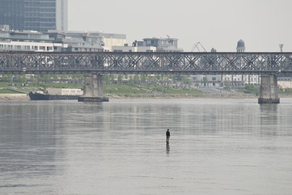 Tomáš Šoltys – Člověk na řece, 2011, site specific performance, fotografie 2,7 x 4 m