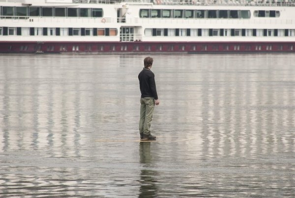 Tomáš Šoltys – Člověk na řece, 2011, site specific performance, fotografie