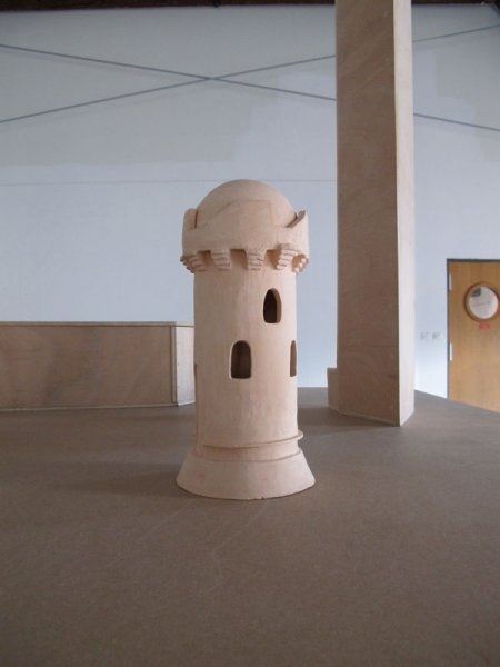 Claire Perret – Sainte Barbe, 2010, terra cotta, 20 x 20 x 40 cm 