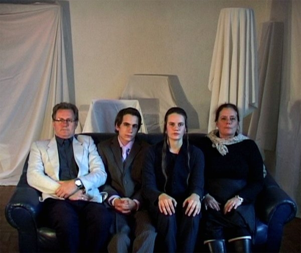 Milou van der Maaden – Family, 2009, video, performance, 4’52”