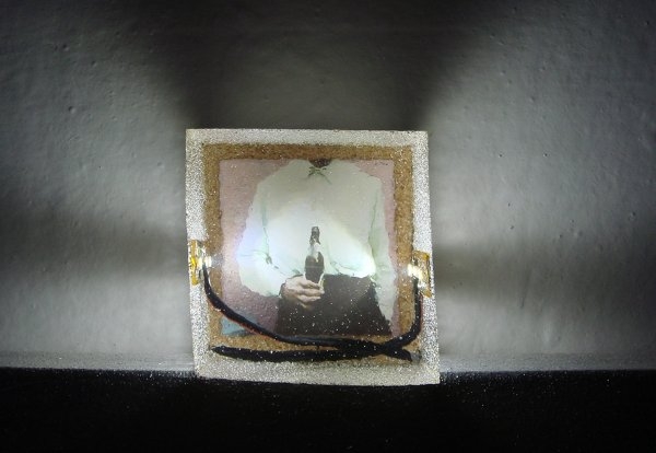 Patrik Kriššák – Idol (front), 2010, 6x6x5cm, color photography, light object 12V