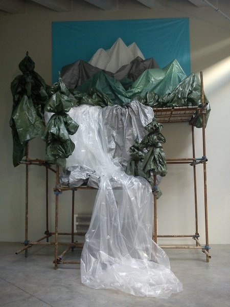 Pia Sirén – Mountain Landscape, 2011, mixed media installation, (tarpaulin, plastic, scaffolding, rope, wood), 6 x 5 x 4 m (STARTPOINT exhibition, Brno, Special Thanks: SCAFFOLD, s.r.o.)