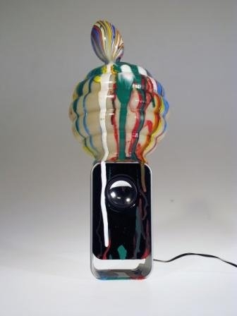 Aline Zeltner – Super, 2012, zvukové objekty, nalezený materiál, zapnuté reproduktory, 40 x 12 x 16 cm