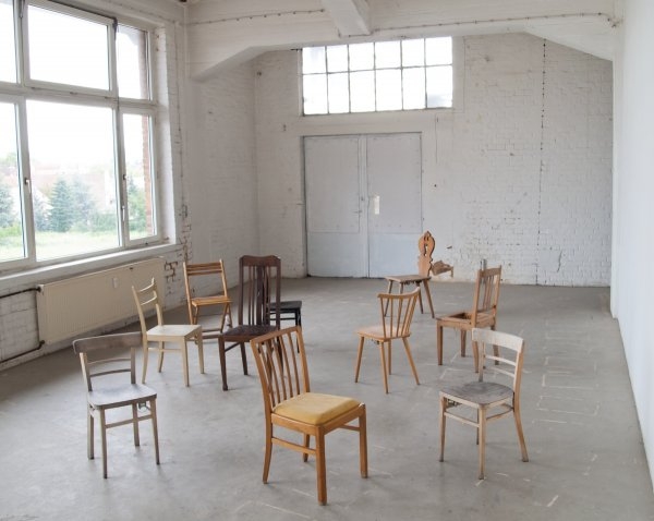 Artur Niestroj – Bez názvu, 2012, deset běžných židlí s časovačem a vibračními motory,  Salzmannfabrik Kassel