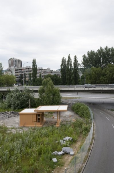 Christoph Franz, Michael Meier – Benzínka, 2012, instalace, dřevo, Geerenweg, Max-Högger-Strasse, Curych