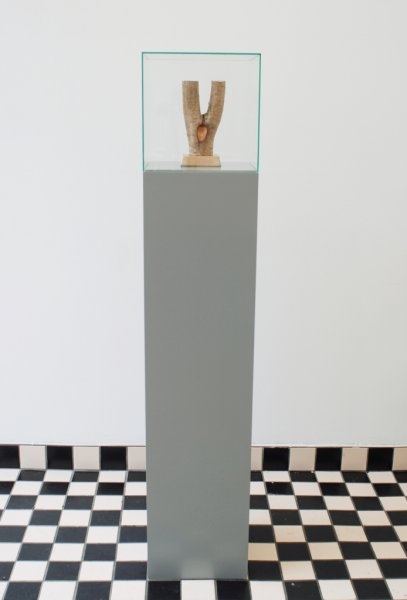 Camilla Skibrek – Prolízat si cestu dřevem, 2012,  dřevo, bronz,  25 x 12 x 9 cm