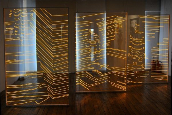 KATARZYNA DITRICH – PATURALSKA – Akt sestupující ze schodů, 2011, 3x: 130 x 200 cm, plexisklo, svítící LED pásky