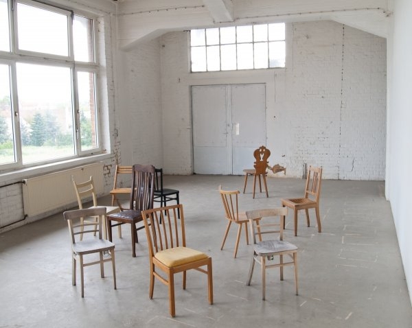 Artur Niestroj – Untitled, 2012,  ten ordinary chairs with interval timer and vibration motor, Salzmannfabrik Kassel