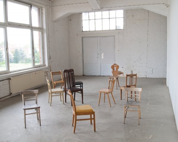 Artur Niestroj – Untitled, 2012,  ten ordinary chairs with interval timer and vibration motor, Salzmannfabrik Kassel