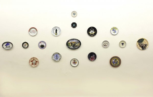 Jana Duchoňová – Souvenirs from the new colonies, 2012-13, malba na keramických talířích,  různé velikosti, celá instalace 6 m x 3 m