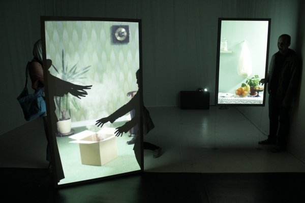 Wojciech Tymicki – Mytologie objektu,  videoinstalace smyčka, 2012, tři zadní projekce 1:1. 