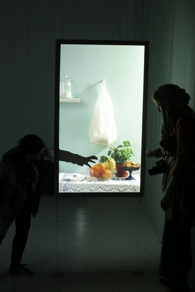 Wojciech Tymicki – Mytologie objektu,  videoinstalace smyčka, 2012, tři zadní projekce 1:1. 