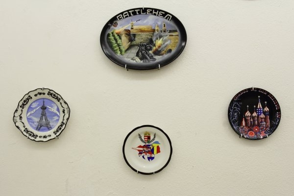 Jana Duchoňová – Souvenirs from the new colonies, 2012-13, painting on ceramic plates, different size, whole installation size 6 x 3 m