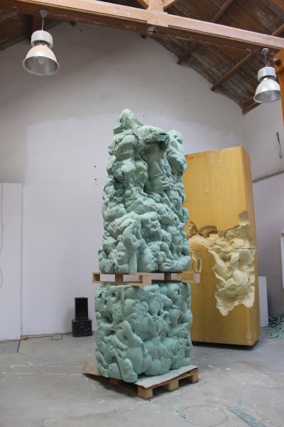 Ruben Birrell – Bez názvu 6, 2015, polyuretan, akryl, dřevo, 317cm x 107cm x 70cm  