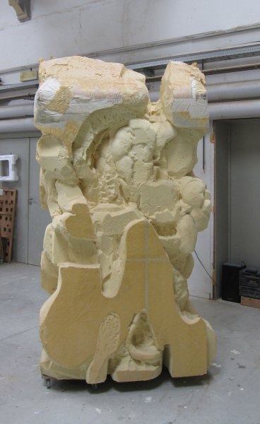 Ruben Birrell – Bez názvu 2, 2015, polyuretan a akryl,250cm x 125cm x 50cm