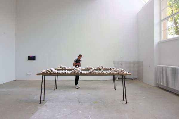 Tomas Espinosa – Mezi námi, 2014 - 2015, instalace (hlína, dřevo, kov)