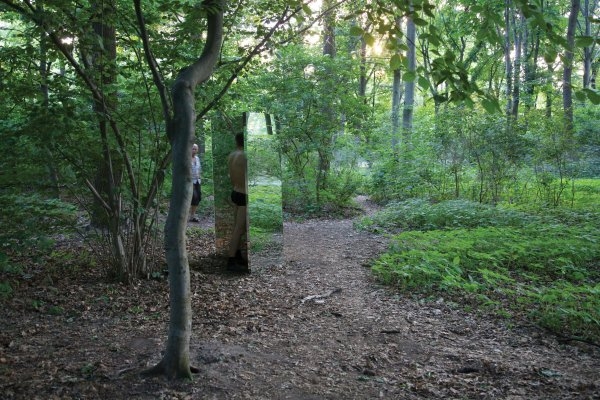 Tomas Espinosa – Sousedské vztahy, 2013 - 2015, fotografie instalace (Vycházkový park, Tiergarten, Berlin; zrcadla, 200 x 150 x 150 cm)