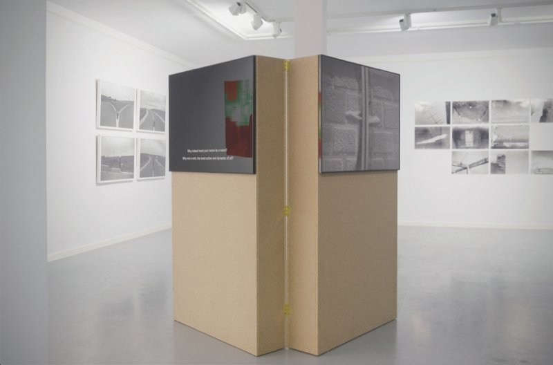 Gloria Luca – Future Anterior, 2015, fotografická instalace, dřevo, tisk na plexiskle 100x70cm, inkoustový tisk na papíře 20x30cm