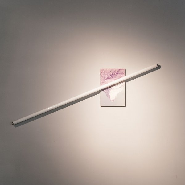 Anselm Schenkluhn – No matter, 2012/2015, fotografie na dřevě, neon