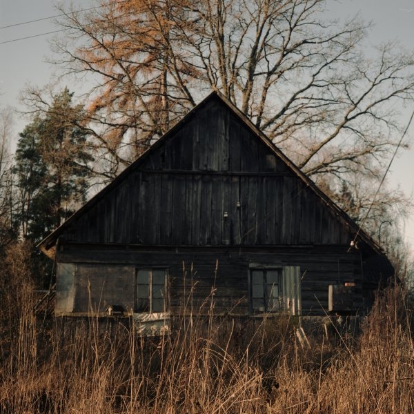 Viktorija Eksta – Dům na podzim. Ze série "Bůh přirozené lopoty", 2013 - 2015, naskenovaný barevný negativ, 60 x 60
