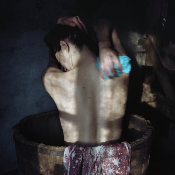 Viktorija Eksta – Koupelová scéna. Ze série "Bůh přirozené lopoty", 2013-2015, naskenovaný barevný negativ, 43 x 43 