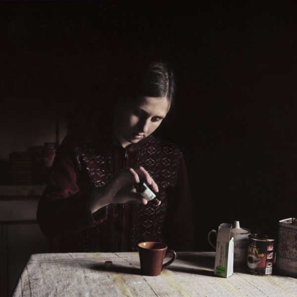Viktorija Eksta – Prášky na srdce. Ze série "Bůh přirozené lopoty", 2013-2015, naskenovaný barevný negativ, 43 x 43 