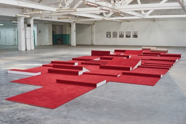 Zuza Golińska – Run-up, 2015, installation (carpet, polyurethane foam, chairs, shoe covers)