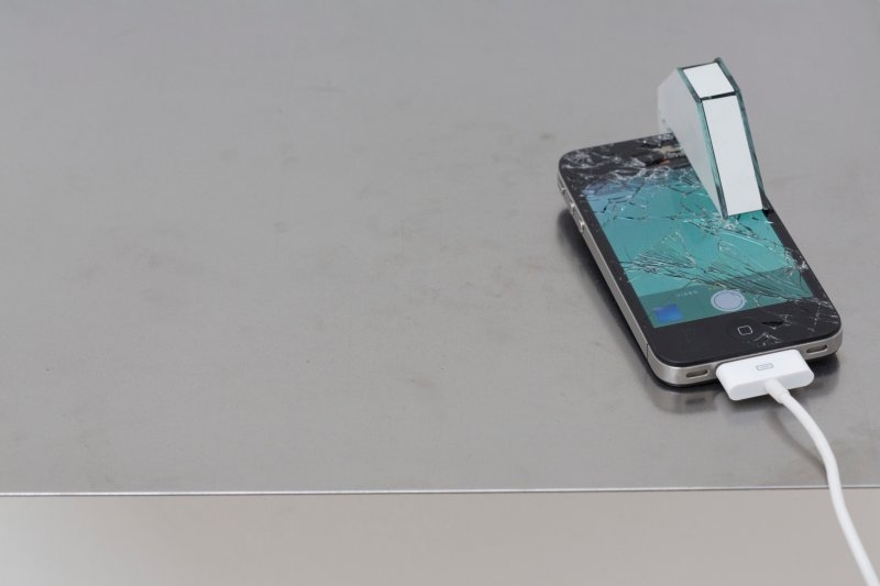 Karl Isakson – „On the radio they are talking about a hole in the earth (europium, europium, terbium)“, 2015, iPhone 4S, mirrors, silicone