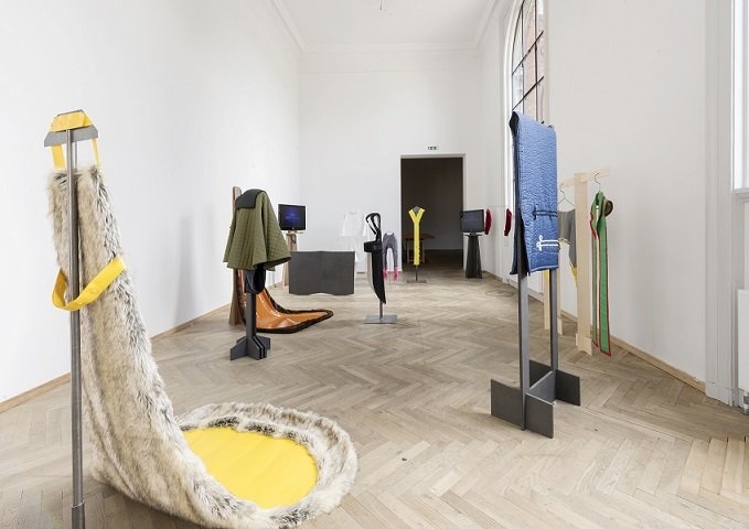 Hannah Anbert – Posvátná práce, 2016, pohled do instalace: 3 HD videa, 11 kostýmů na stojanech