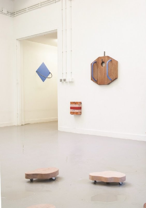 Suzie van Staaveren – Držet, 2016, dřevo, modrá kovová držadla; Rhombus, 2016  