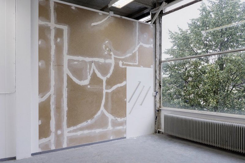 Ricardo van Eyk – Dřevěné panely, tmel, lak, hliník na zdi. Site-specific, 2016.  350x350 cm. foto: Natalie Jordanova