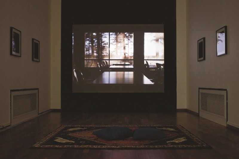 Anna Knappe – Mohajer (camp-e- forsat), 2016, video projection: 21 min, pigment prints, a persian carpet, installation view