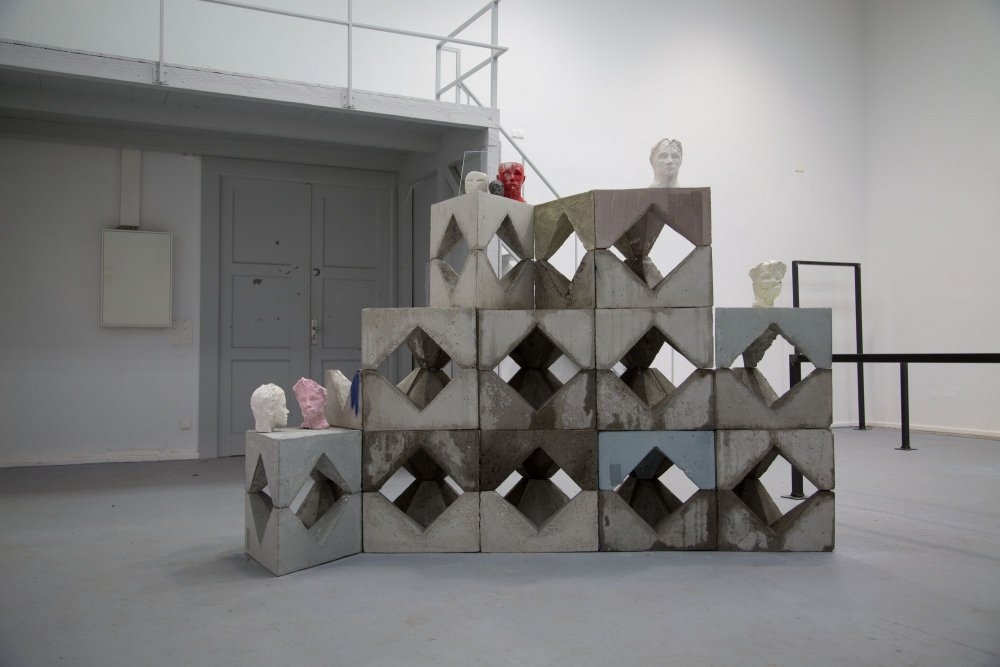 Ole Meergans – Unfounded, 2015-2017, beton a sádra, 190 × 280 × 90