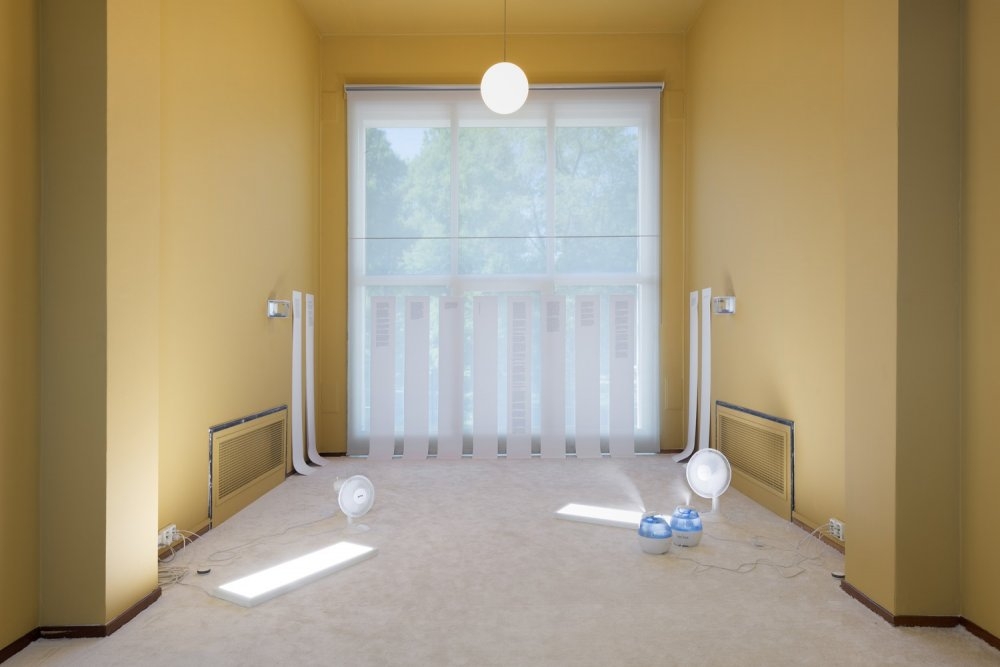 Vilje Celin Kern Vestenfor – Kapsle, 2018, koberec, světla, akvária, větráky, zvlhčovač, text