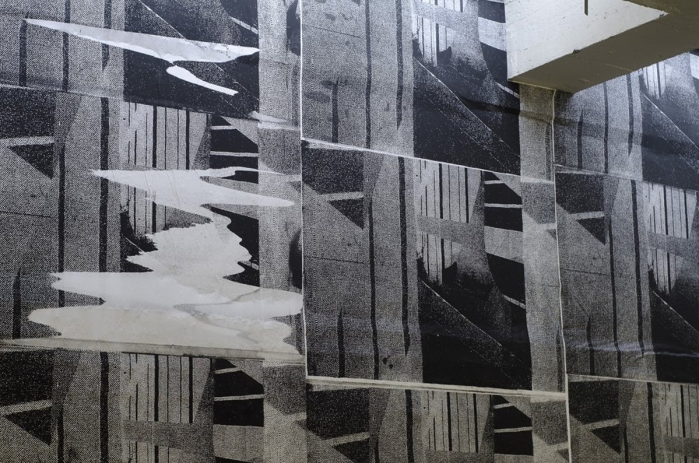 Basile Ghosn – Bez názvu, 2018, instalace (tapeta, xerokopie, kov, barva, sklo)