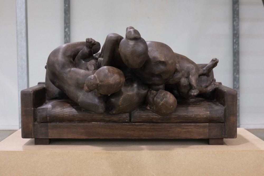 Bram Rinkel – Couch scene with cats, oak / robot, 2020